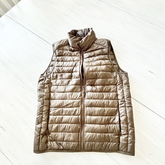 UNIQLO Women’s Brown Ultra Light Down Puffer Vest Packable Pockets Size Small - Picture 1 of 7